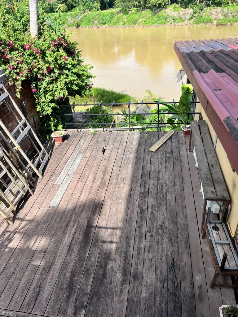Laos Backpacking Tour - Luang Prabang Holzterasse