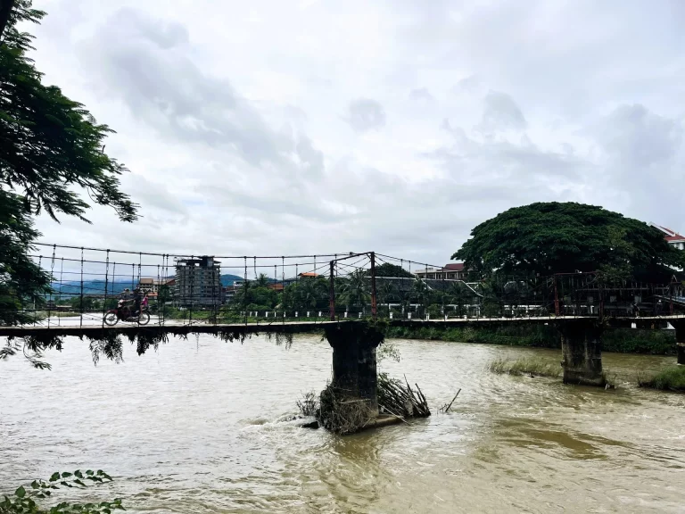 Laos Backpacking Tour - Vang Vieng Brücke