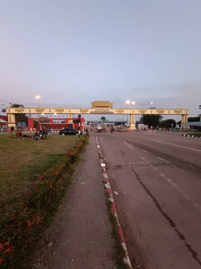 Laos Backpacking Tour - Grenze zu Laos