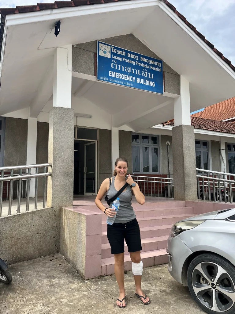 Laos Backpacking Tour - Nadja vor dem Krankenhaus in Luang Prabang