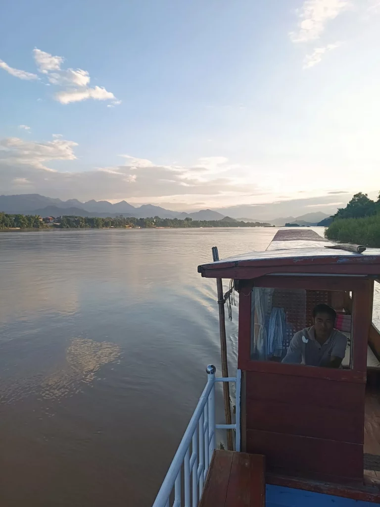 Laos Backpacking Tour - Luang Prabang Mekong Flussfahrt