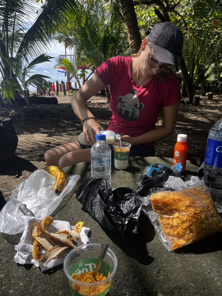 Costa Rica Mietwagenrundreise, Uvita Beach beim Essen vorbereiten
