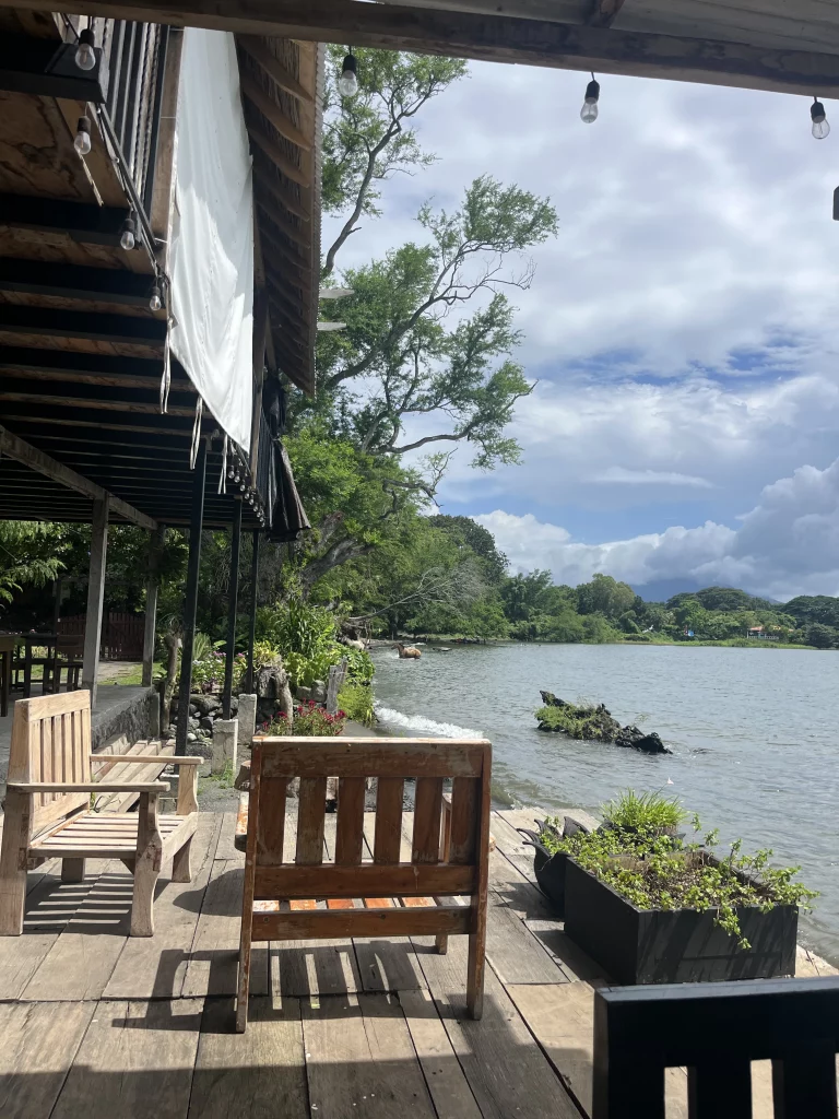 Nicaragua Backpacking - Restaurant am See