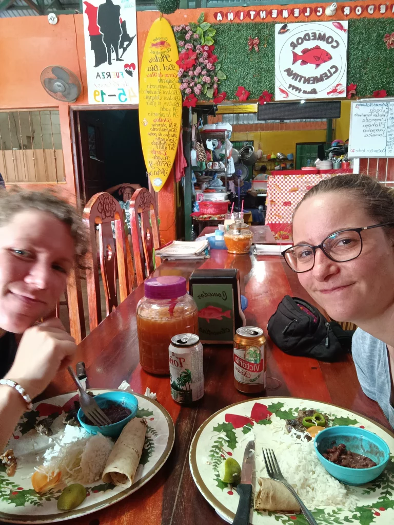 Nicaragua Backpacking - Essen im Comedor Clementina