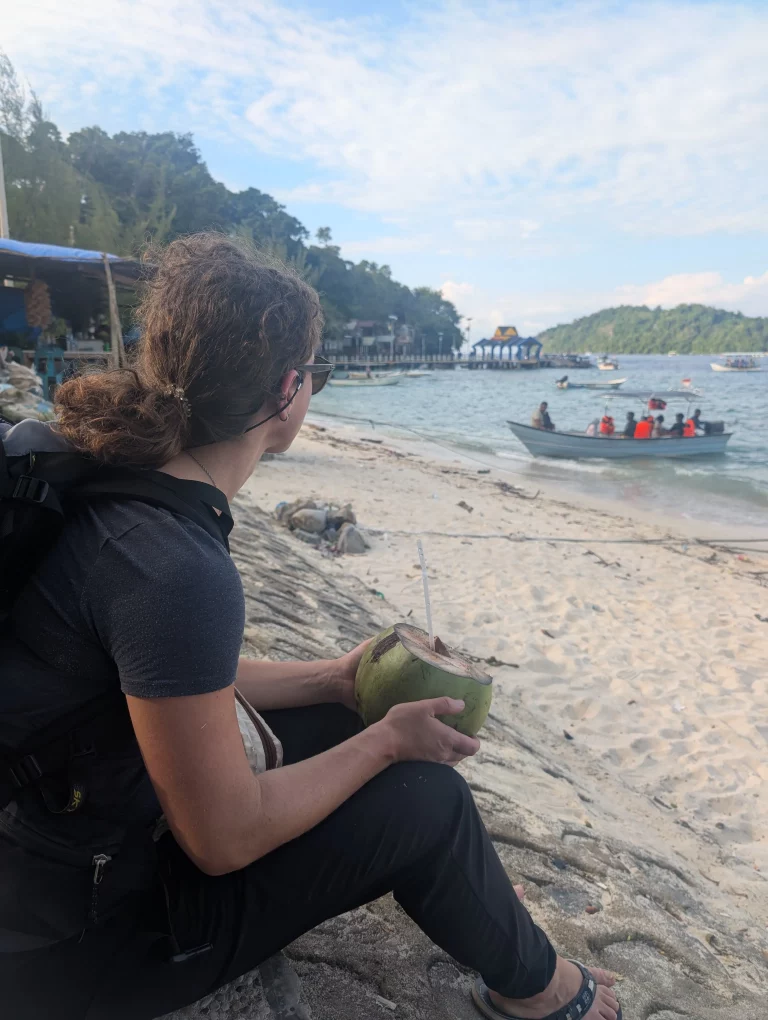 Pulau Weh Erfahrungen - Kokosnuss schlürfen in Iboih