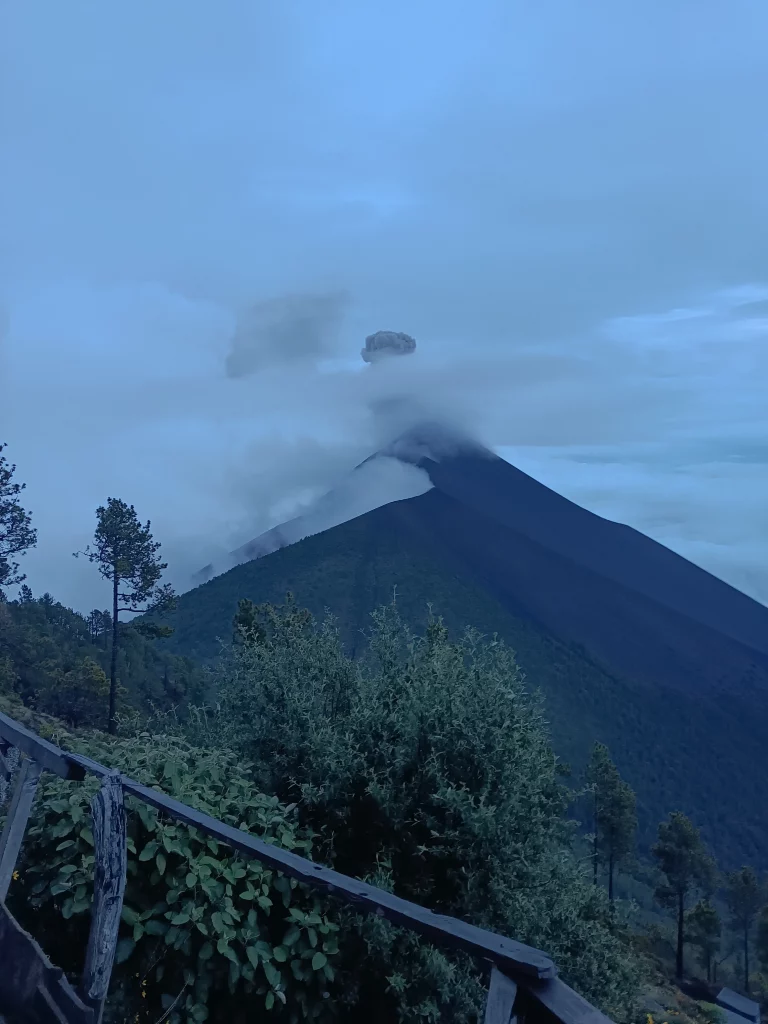 Acatenango Vulkan Wanderung - Spuckender Vulkan bei Dämmerung