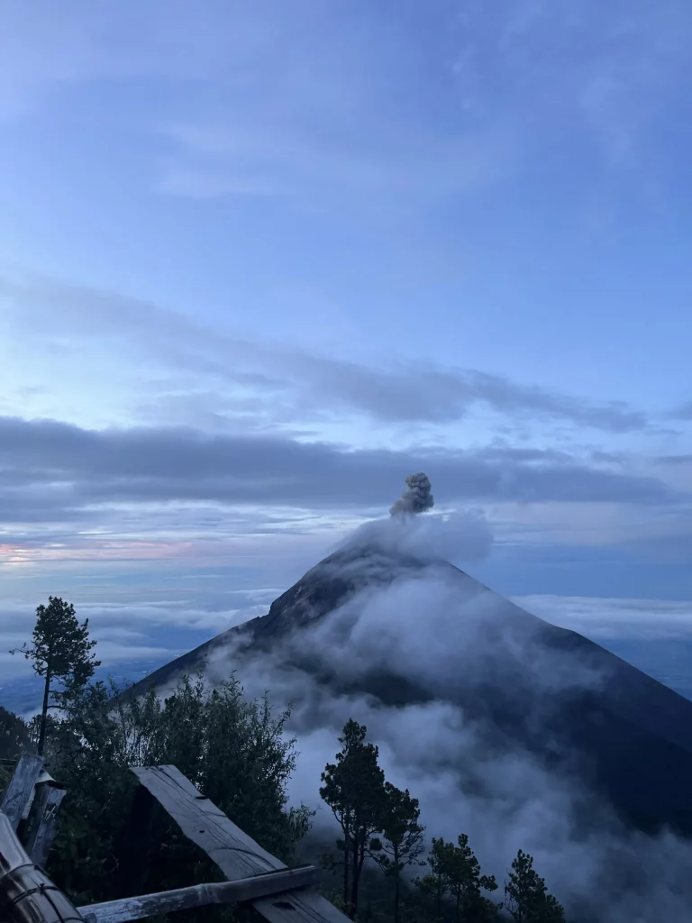 Acatenango Vulkan Wanderung - Spuckender Vulkan am Morgen