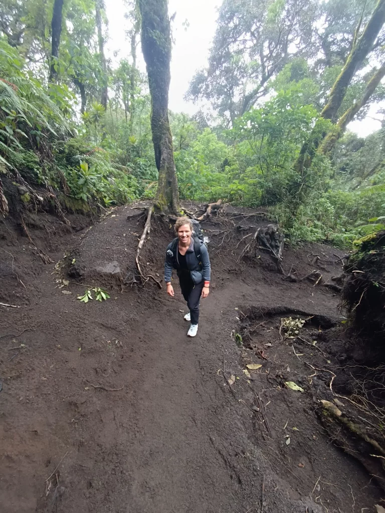 Acatenango Vulkan Wanderung - Tanja beim Aufstieg