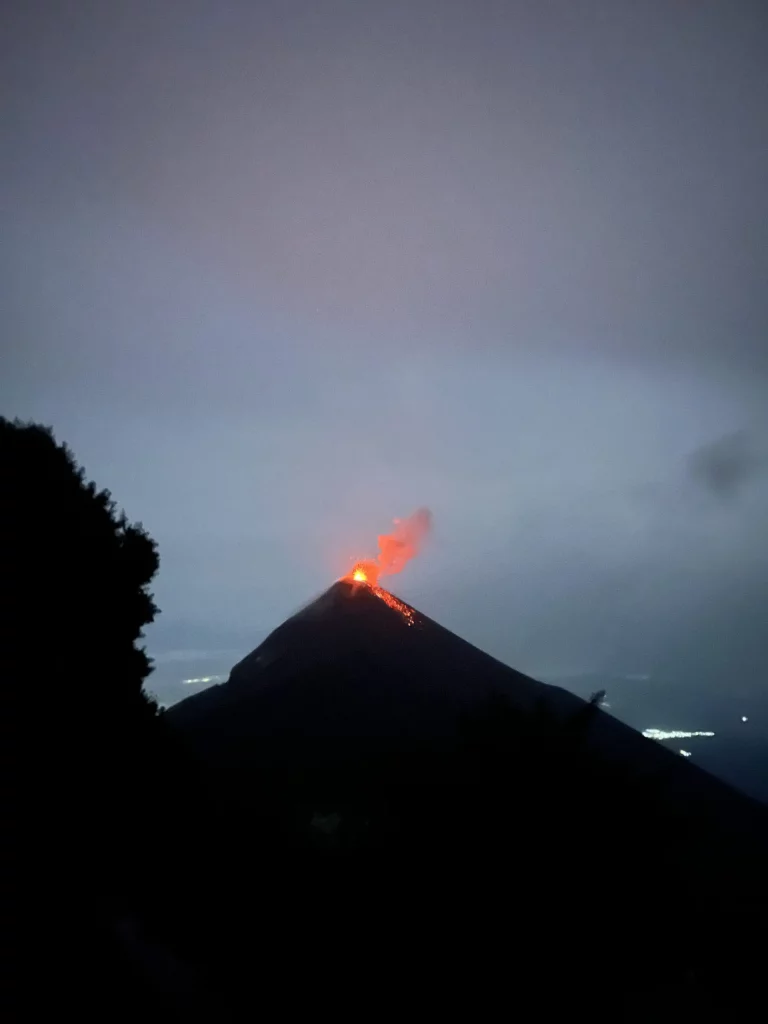 Acatenango Vulkan Wanderung - Ausbruch Fuego bei Nacht