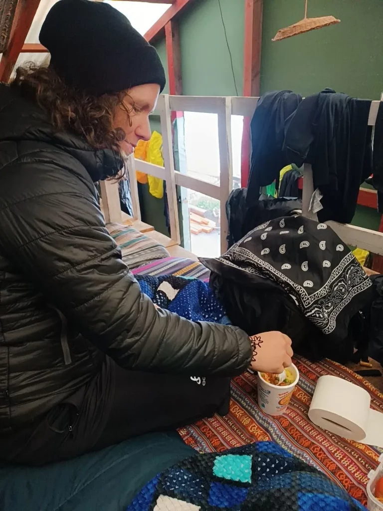 Acatenango Vulkan Wanderung - Tanja beim Suppe Essen im Basecamp