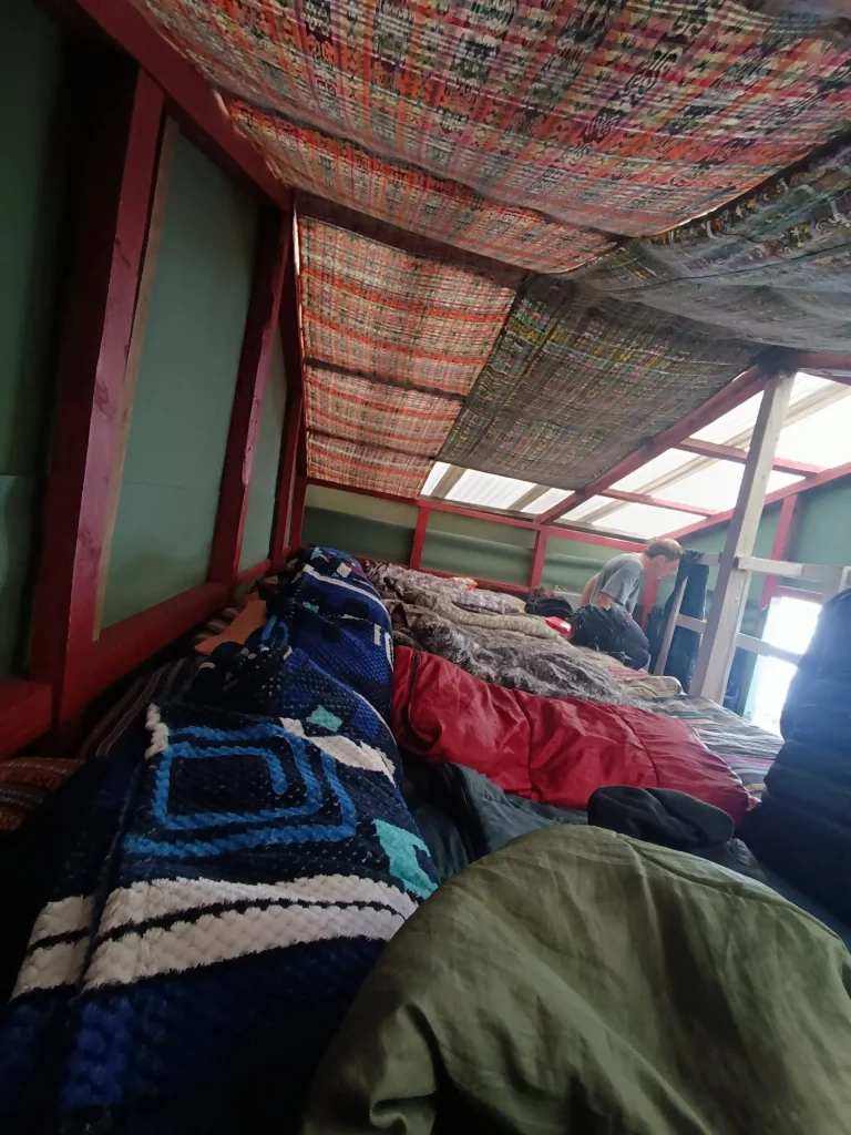 Acatenango Vulkan Wanderung - Matratzenlager im Basecamp