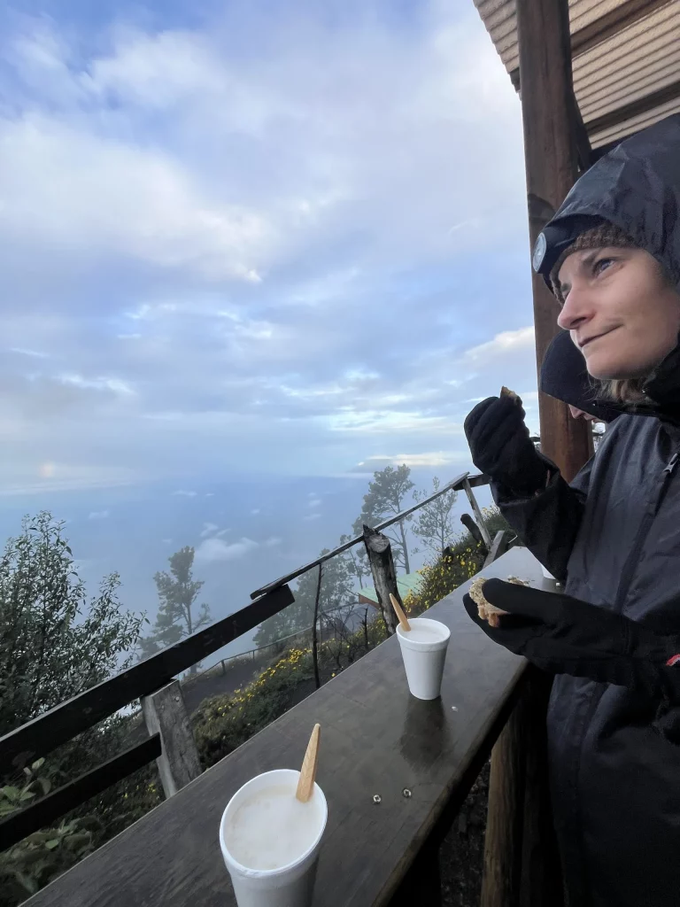 Acatenango Vulkan Wanderung - Nadja auf Forschungsmission