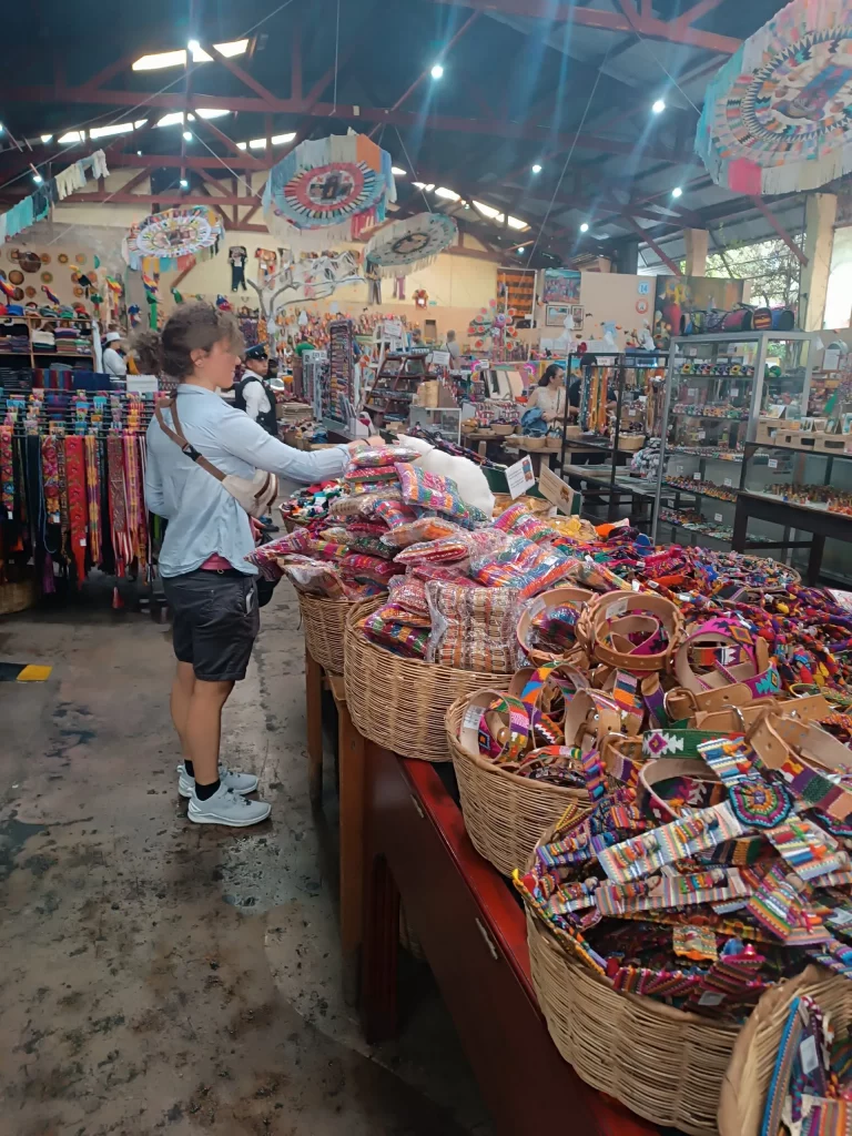 Guatemala Individualreise in 7 Tagen - Shopping am Arco de Santa Catalina
