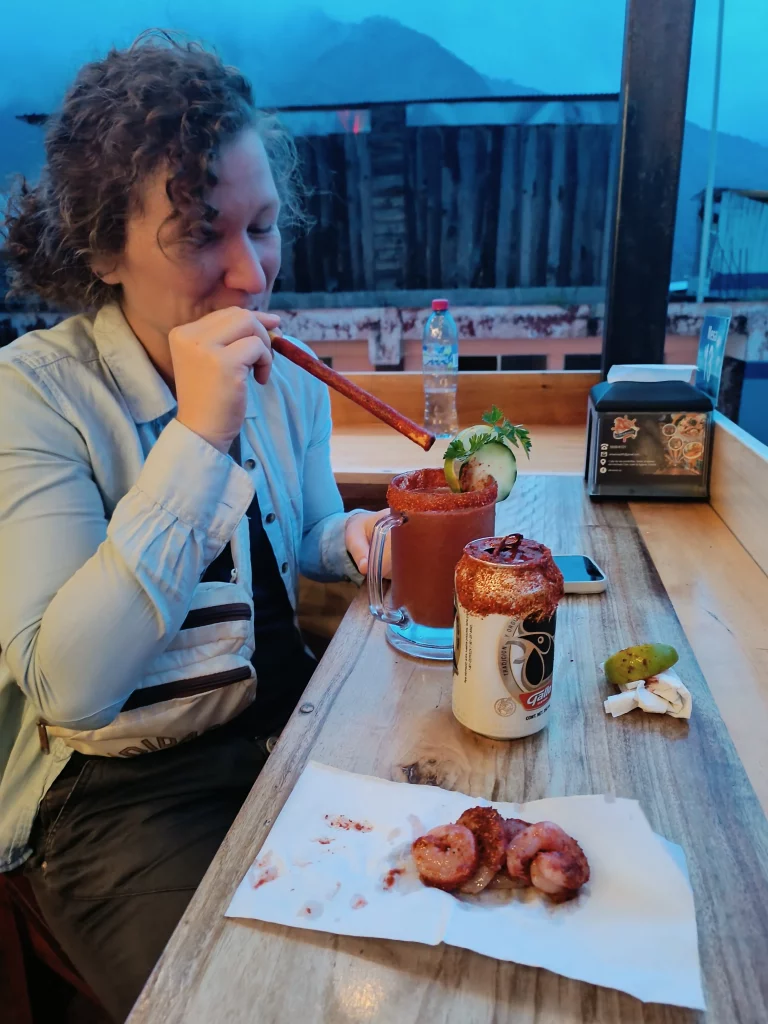 Guatemala Individualreise in 7 Tagen - Michelada Drinks mit Shrimps