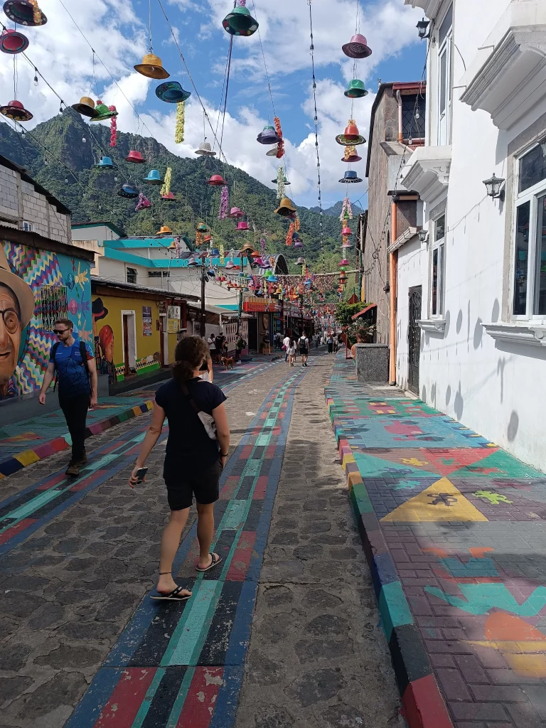Guatemala Individualreise in 7 Tagen - Bunte Straße in San Juan