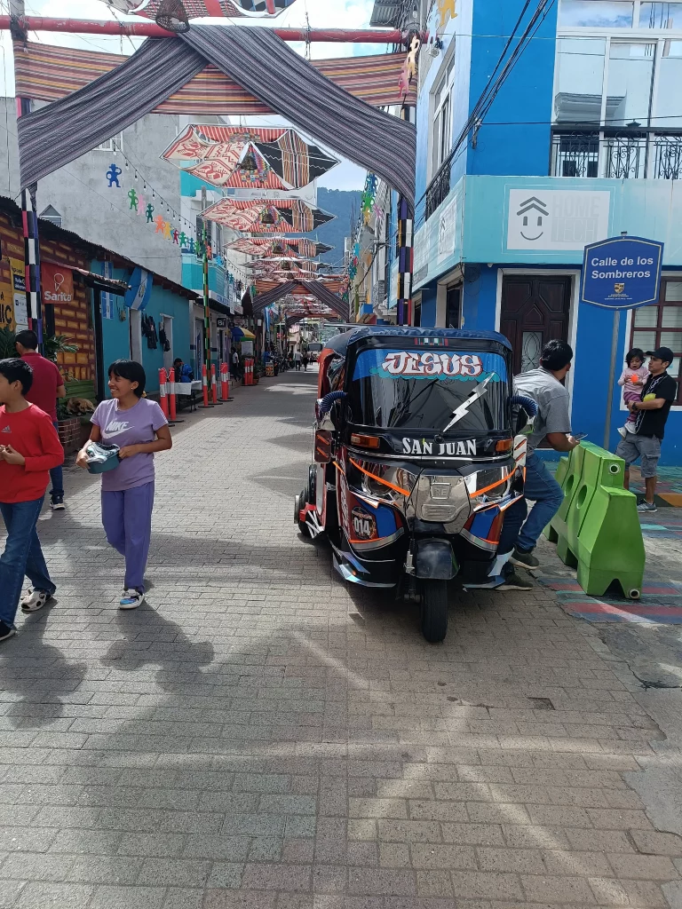 Guatemala Individualreise in 7 Tagen - Tuk Tuk in San Juan la laguna
