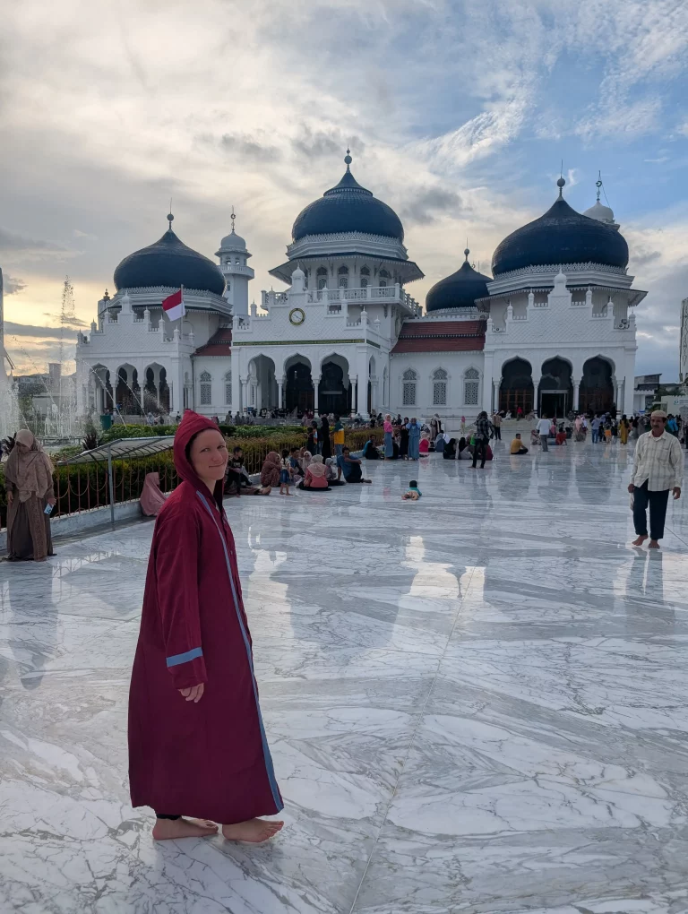 Banda Aceh Tanja vor der großen Moschee Masjid Raya Baiturrahman