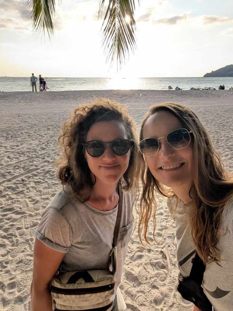 Langkawi Strand Nadja und Tanja
