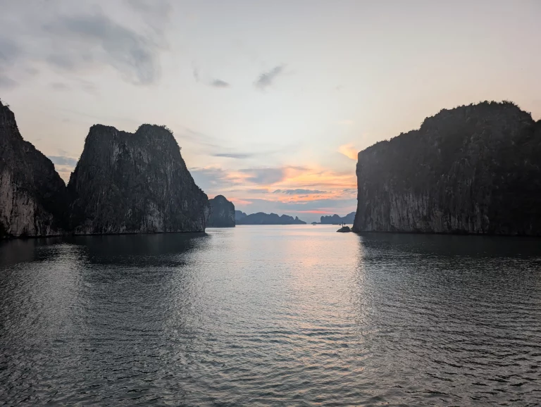 Ha Long Bucht Sonnenuntergang Felsen