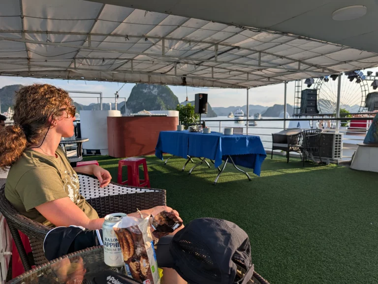 Allein auf dem Boot in der Ha Long Bucht