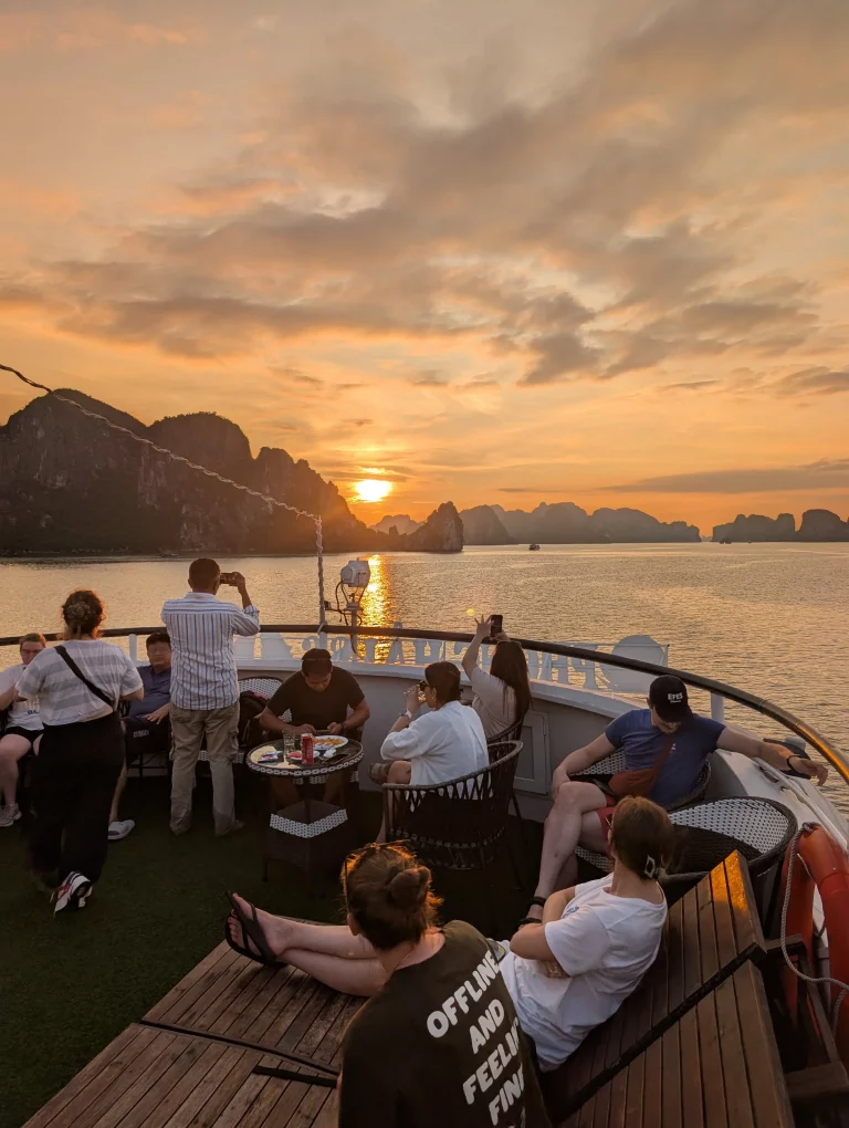 Sonnenuntergangsparty auf dem Boot in der Halong Bucht