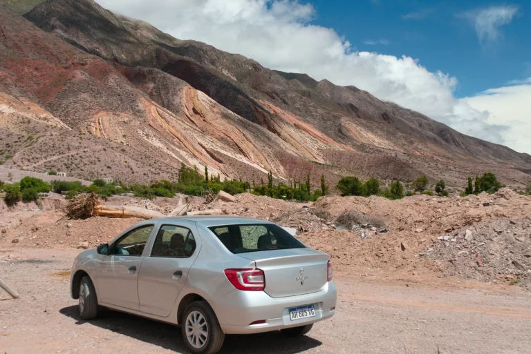 Mietwagen vor einer Bergkette in der Provinz Jujuy in Argentinien