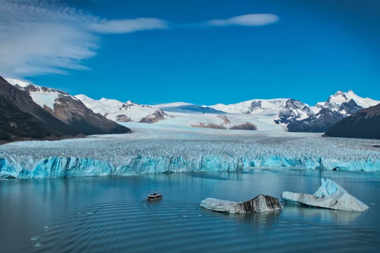 Ausblick auf den Perito Moreno Gletscher mit Ausflugsboot im Vordergrund