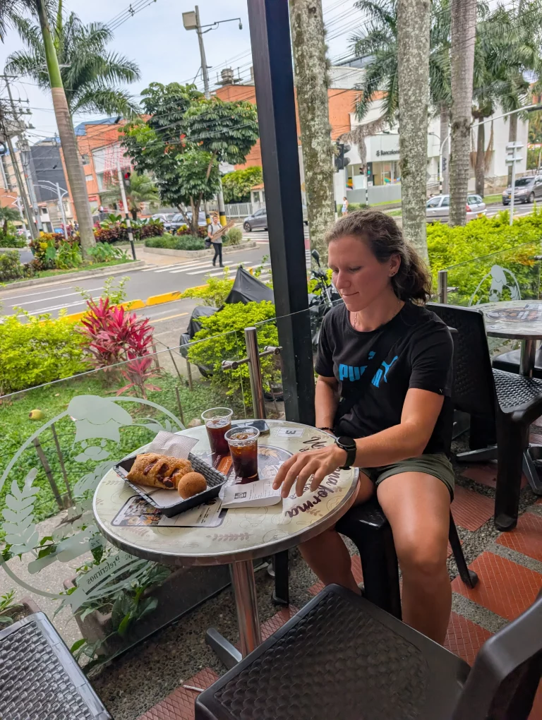 Tanja in der Panaderia Pandelbono im Viertel Laureles in Medellin, Kolumbien