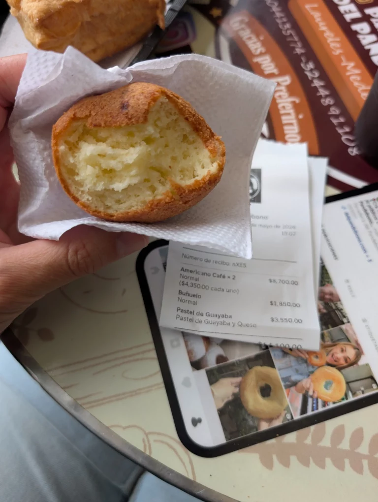 Das Gebäck Bunuelo in der Panaderia Pandelbono im Viertel Laureles, Medellin, Kolumbien
