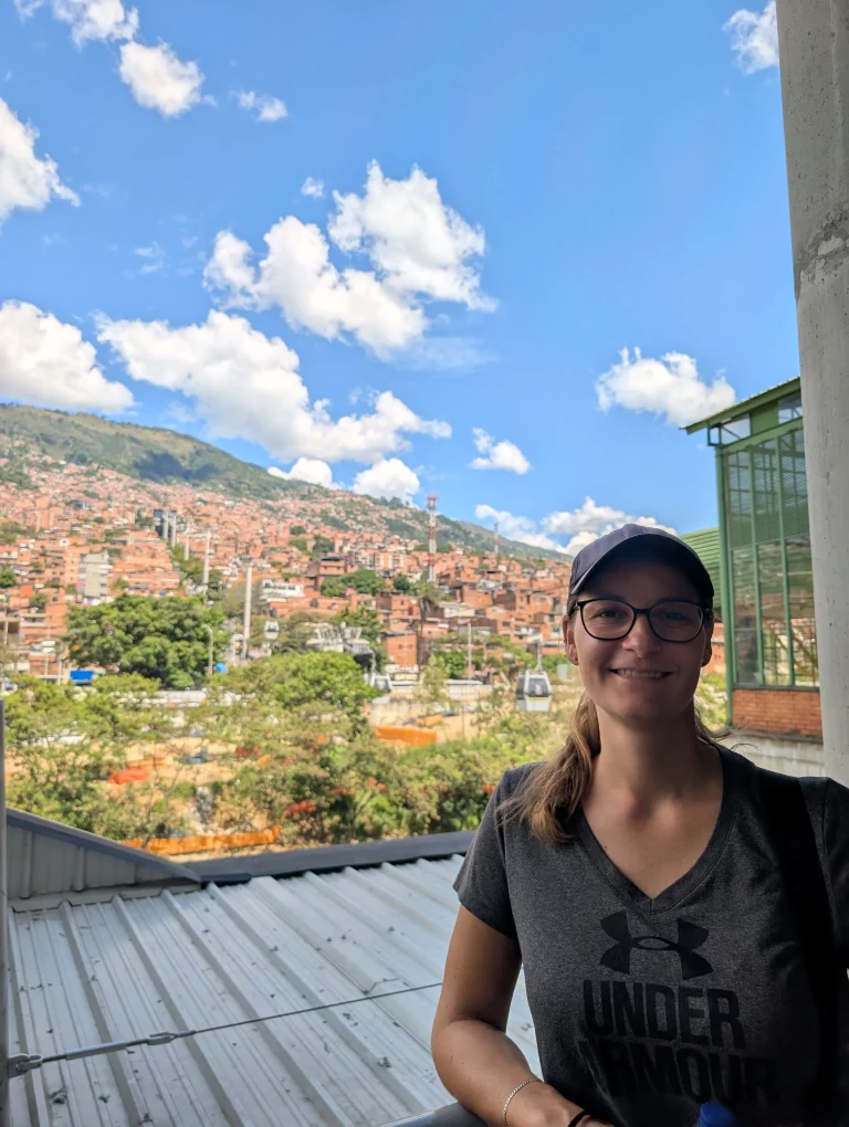 Nadja von Travelloop an der Metro Cable Station Avecedo in Medellin, Kolumbien