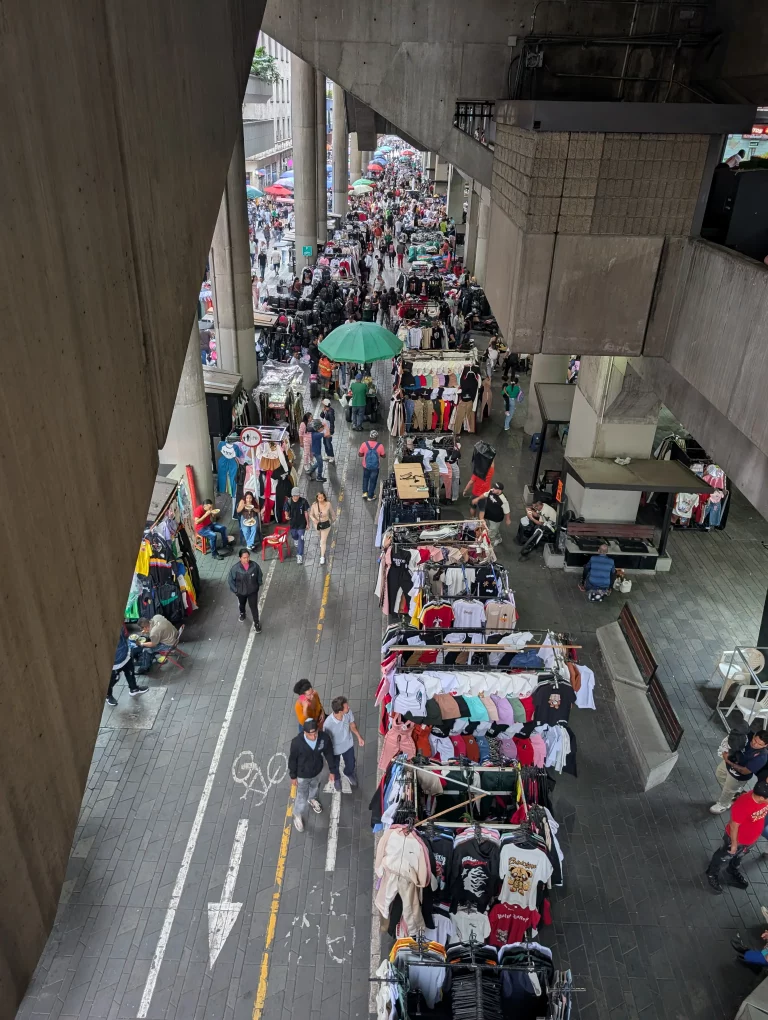 Aussicht von der Metro Station San Antonio auf das Viertel Centro in Medellin, Kolumbien