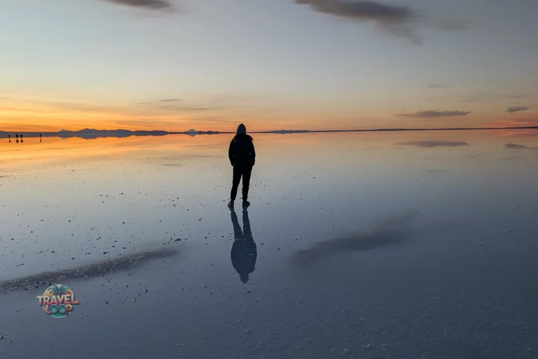 Sonnenaufgang Salar de Uyuni mit Spiegeleffekt